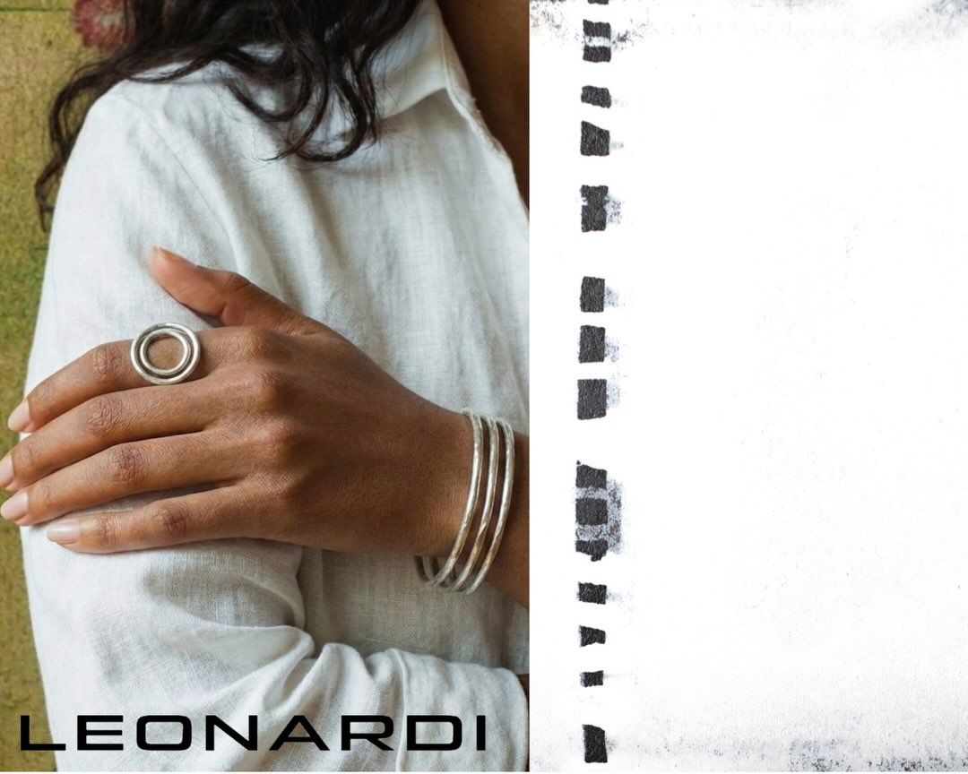 Our set SORO grows from the circle and its echo. Several lines enclose a shared centre, gathered and open at once. Not through ornament, but through the power of simple form. 🤍
#trend #jewellery #minimalism #design #aesthetic