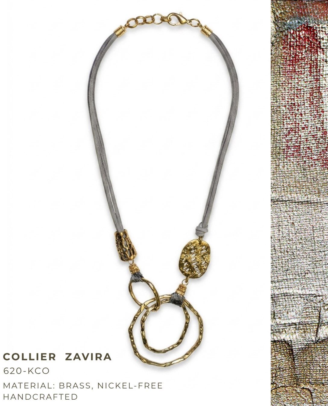 The Zavira necklace in warm gold pairs as well with late-summer looks as with the first autumn combinations. Handcrafted shapes meet natural ease.🌞