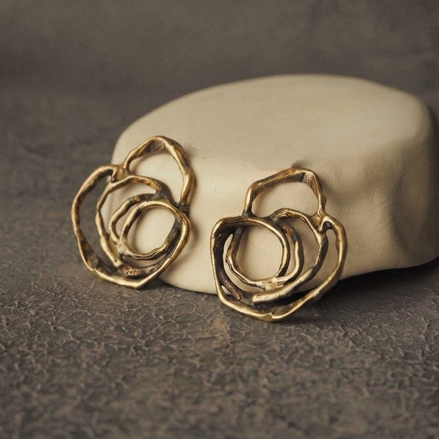 The earrings RELY is one of my personal favourites. Wearing them alone is already a statement. Organic form, archaic edge, nothing else needed. 🌸

Collection KAOUKI.